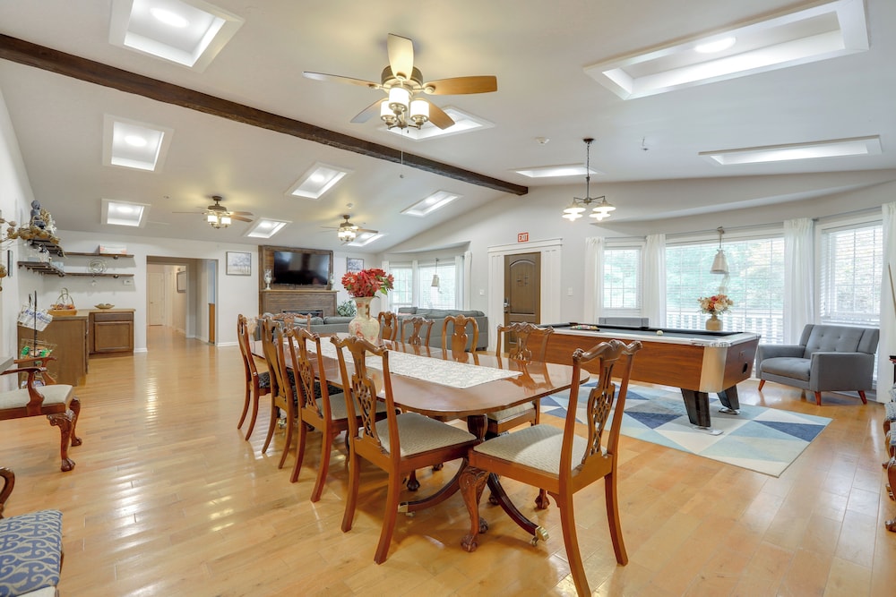 Ideal for Reunions & Retreats: Brooks Getaway!