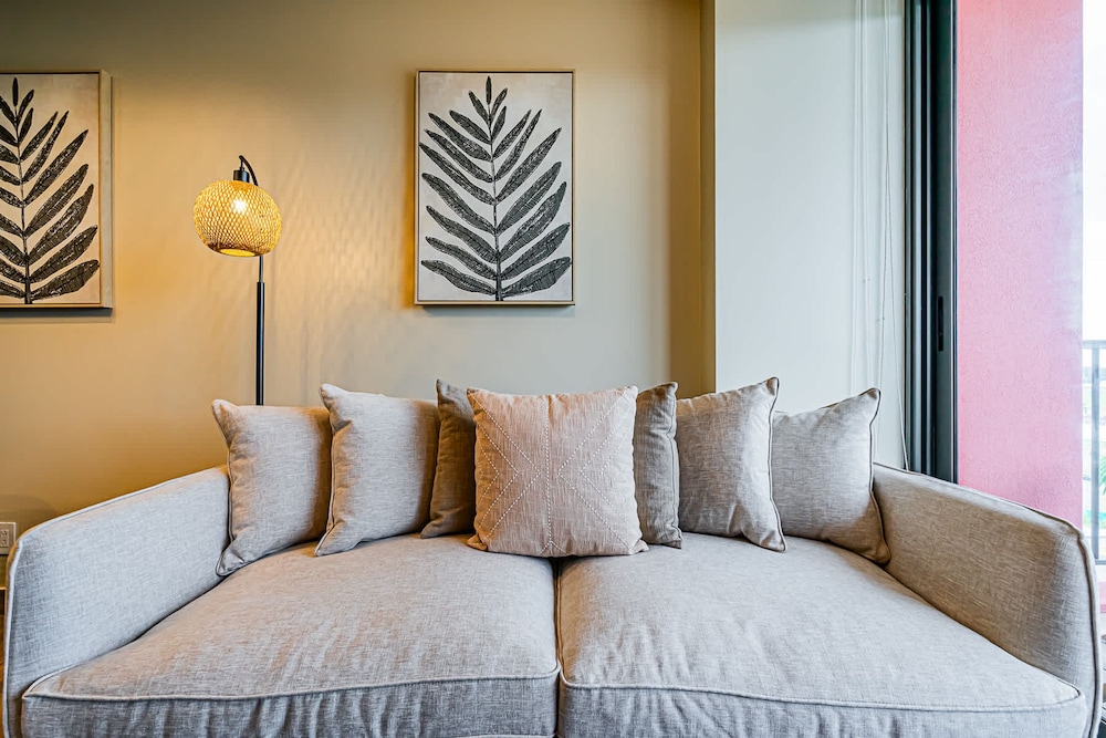 w Regal 1BR w Great Deco in Centriqo