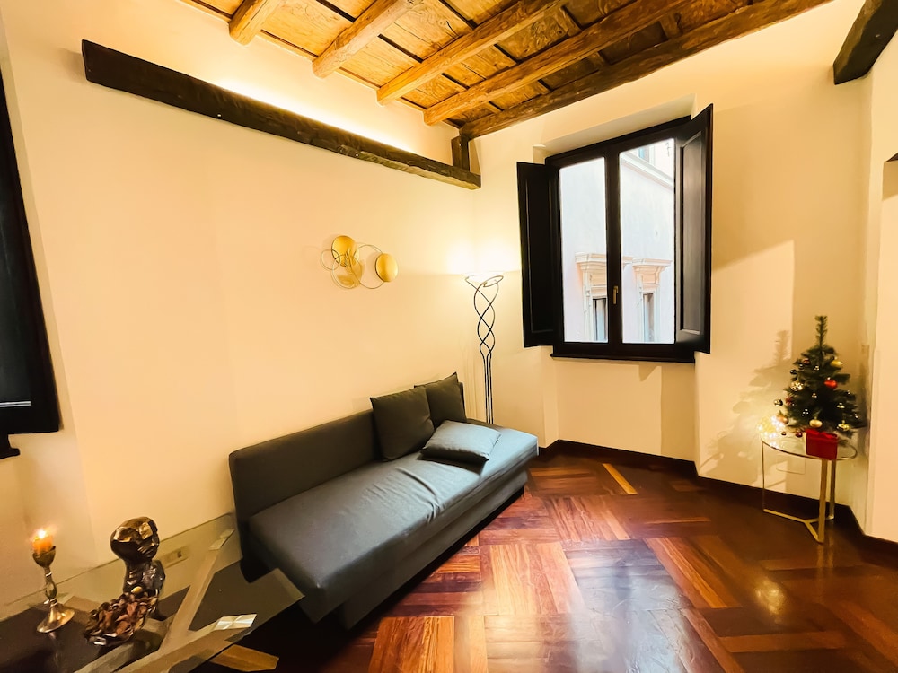 Trevi Fountain Stylish Guesthouse