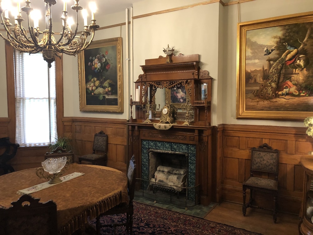 Vineyard Mansion & Carriage House Bed & Breakfast