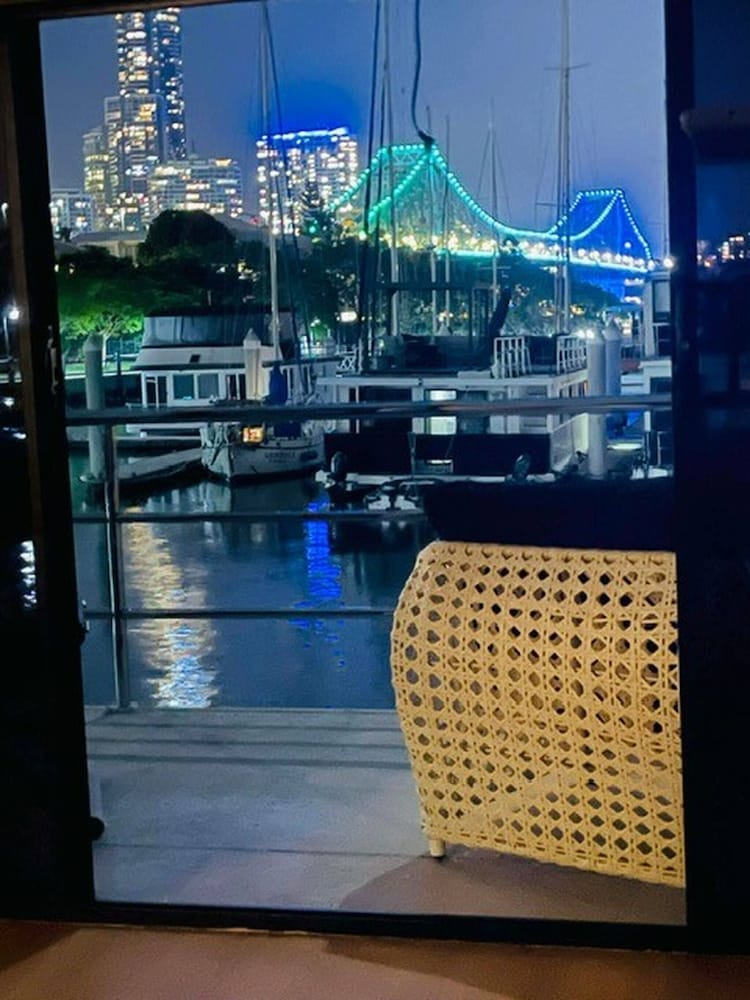 Luxury Penthouse Houseboat n the Heart of the City