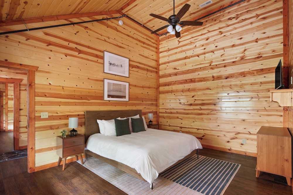Smoky Ridge by Avantstay Renovated Cabin w/ Indoor Pool Game Room + Theater