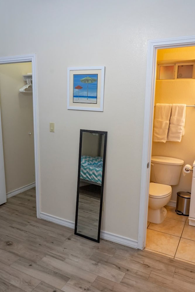Open & Modern Pool #b Walk To Beach 2 Bedroom Condo
