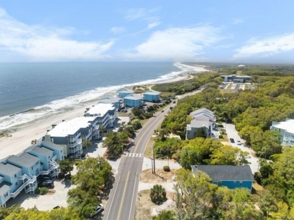 Atlantis Blue - Relaxing Beach Getaway Home Directly Across The Street From Beach Access! 5 Bedroom Home by RedAwning