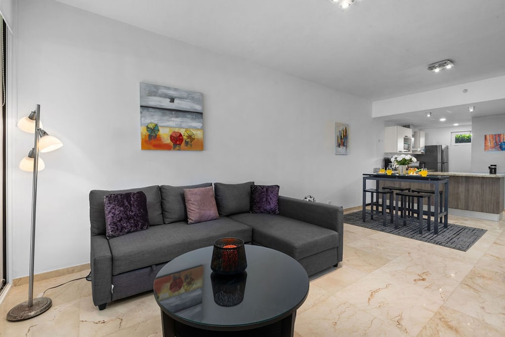 Charming 1br1ba Condo in Great Location With Pool
