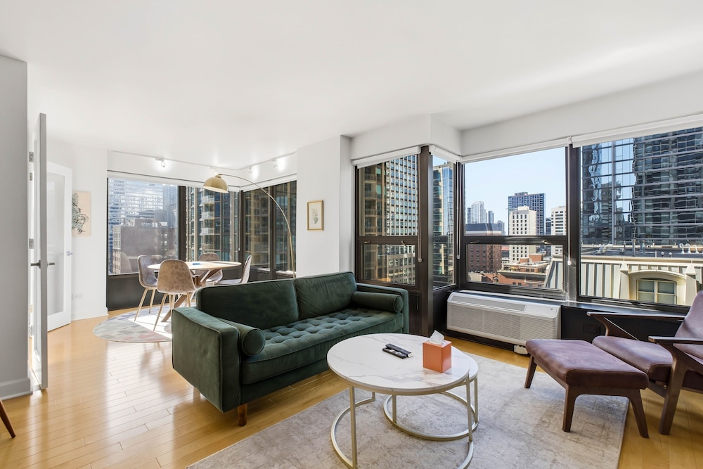 2bd River North Million Dollar Views! Parking Incl 2 Bedroom Condo