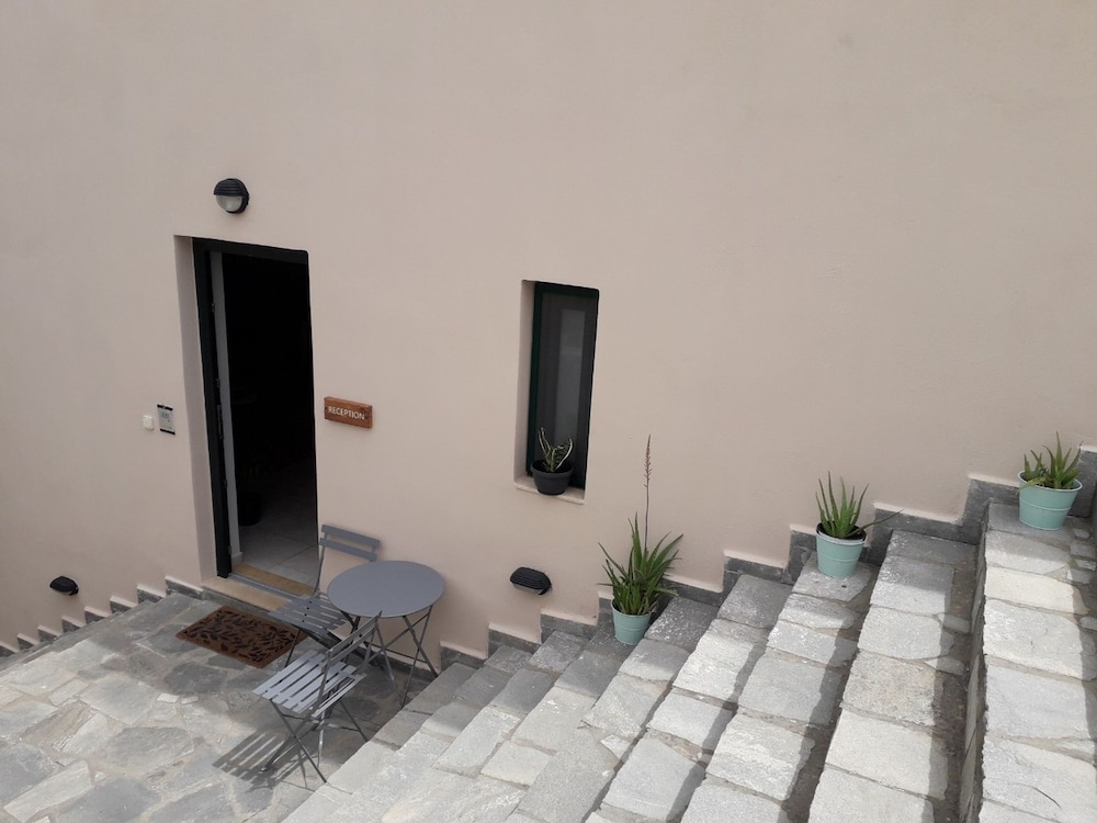 Syra Suites