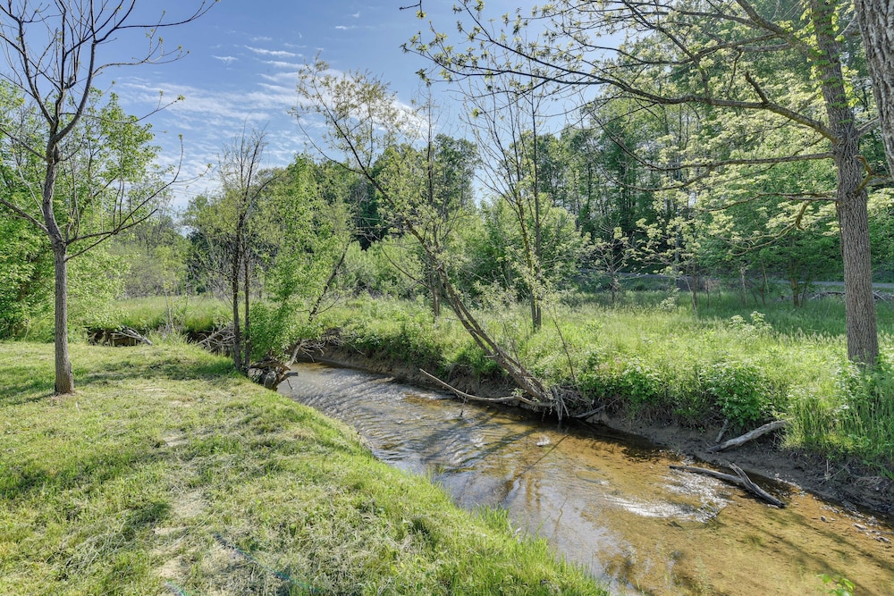 On-site Creek Access: Pet-friendly Cosby Cabin!