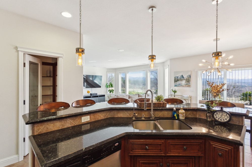 Stunning Mountain Retreat With Unmatched Views 5 Bedroom Estate