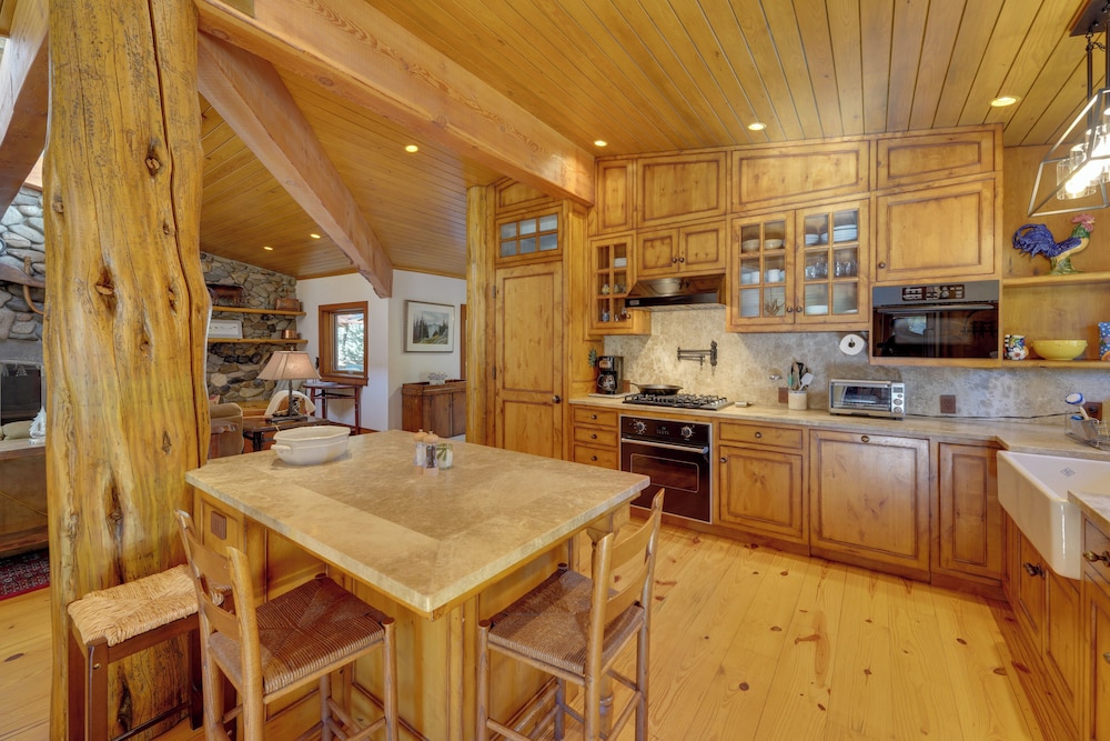 Sun Valley Log Home w/ Hot Tub & Mtn Views!
