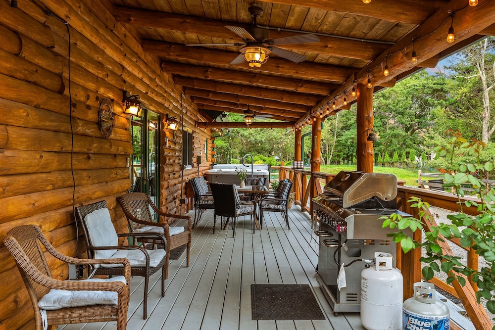 The Bigwood Cabin by Avantstay Hot Tub Firepit Pool Table Private Yard