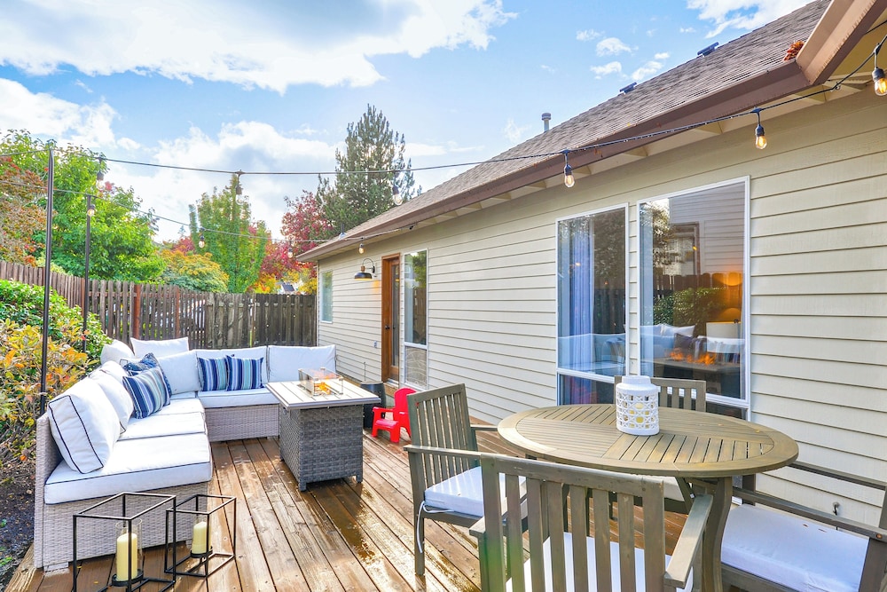 Near Shops & Cafes: Beaverton Haven w/ Luxe Decor!