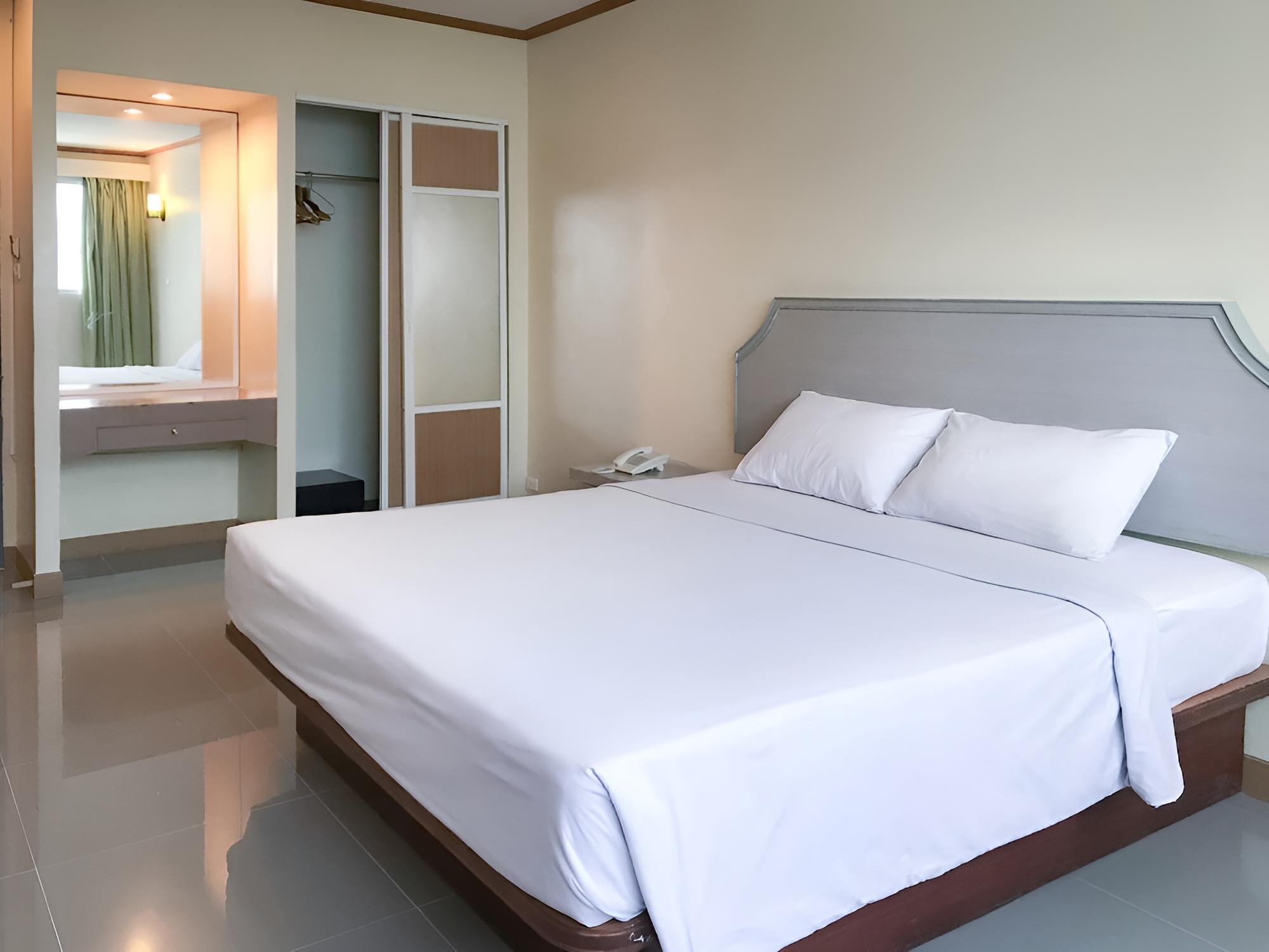 J Two S Pratunam Hotel