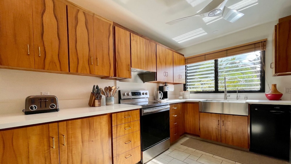 Sophisticated Oceanfront Retreat - Air-conditioned - Walk to Beach - Vrkcv