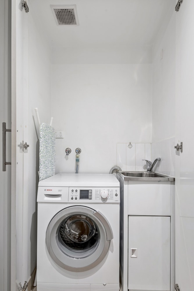 Central 2-bed Apartment With Parking,