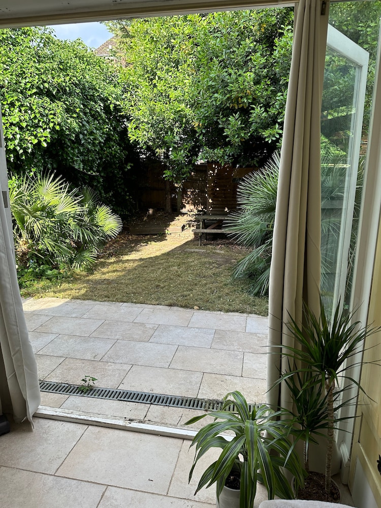 Modern, Spacious 1 Bedroom Garden Flat Sw18