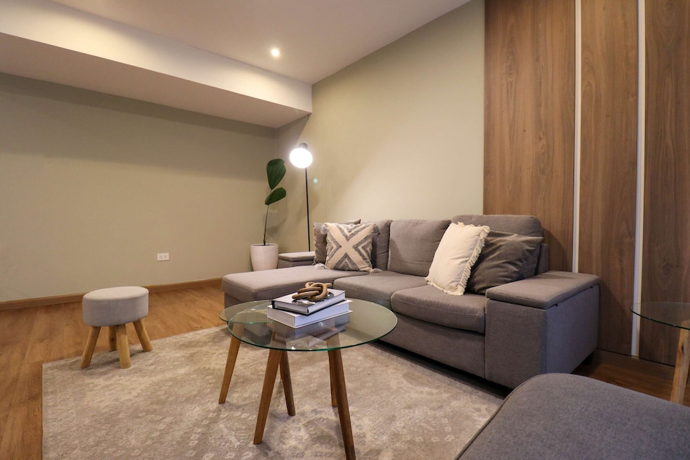 w Monochromatic 2BR w Terrace in Miraflores