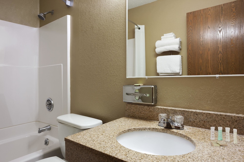 Super 8 by Wyndham Pulaski - Property Image 9