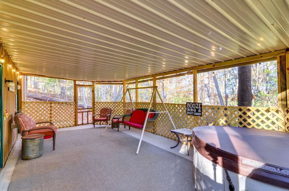 Burnside Resort Cabin w/ Hot Tub & Outdoor Spots!