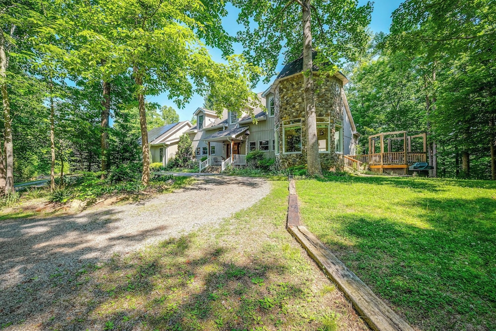 Idyllic Martinsville Retreat w/ Deck & Forest View view 3