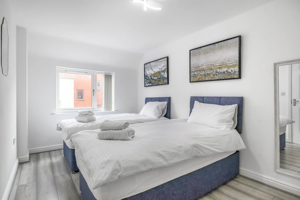Fast Wi-fi Free Parking 10 Mins to City Centre