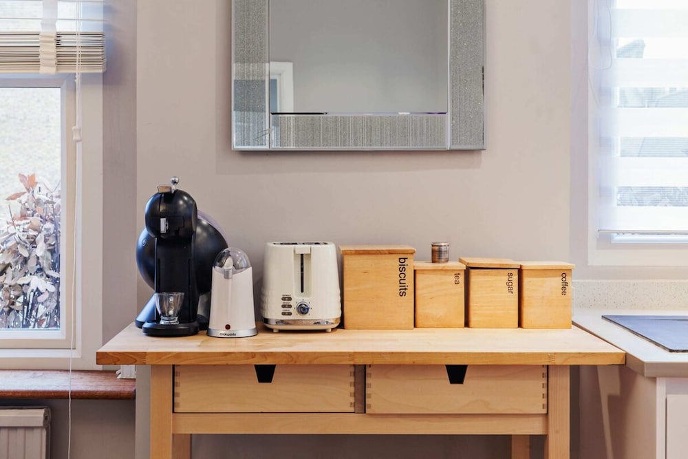 Modern 2 bed Flat, West Kensington, Sleeps 4