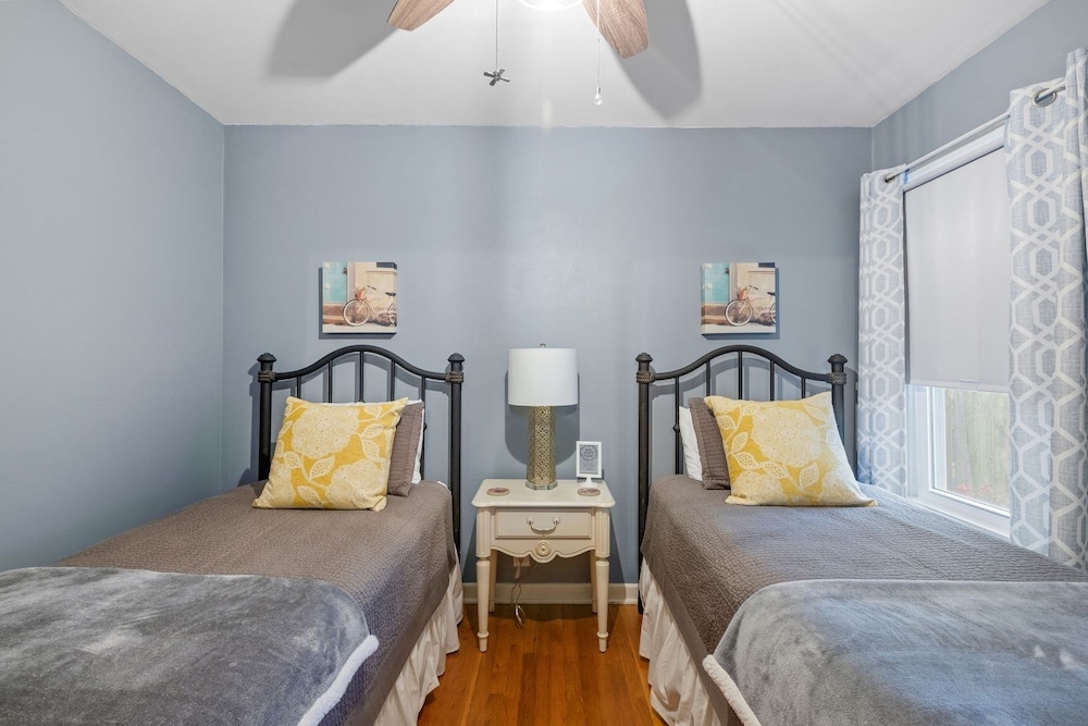 Lovebirds Getaway 3 Bedroom Home by RedAwning view 5