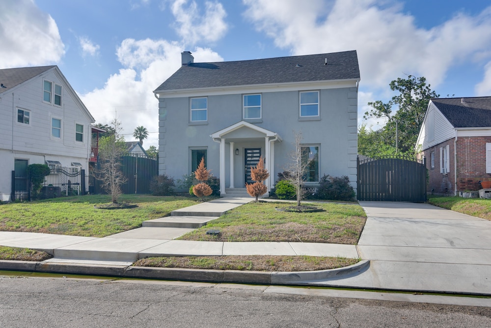 Eclectic Houston Home w/ Pool Table, 5 Mi to Dtwn view 4