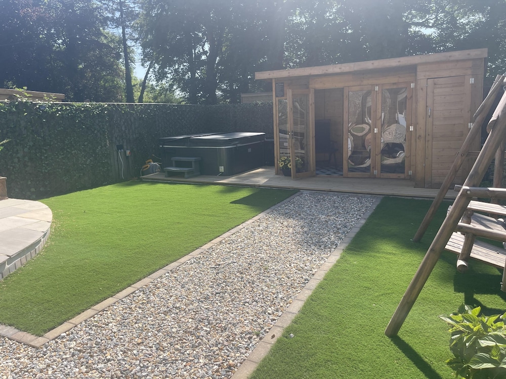 Stunning 4 Bed Pet Friendly Cottage With Hot Tub