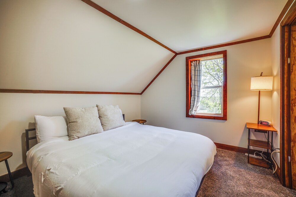 3 Mi to Lake Michigan: Charming Kewaunee Hideaway