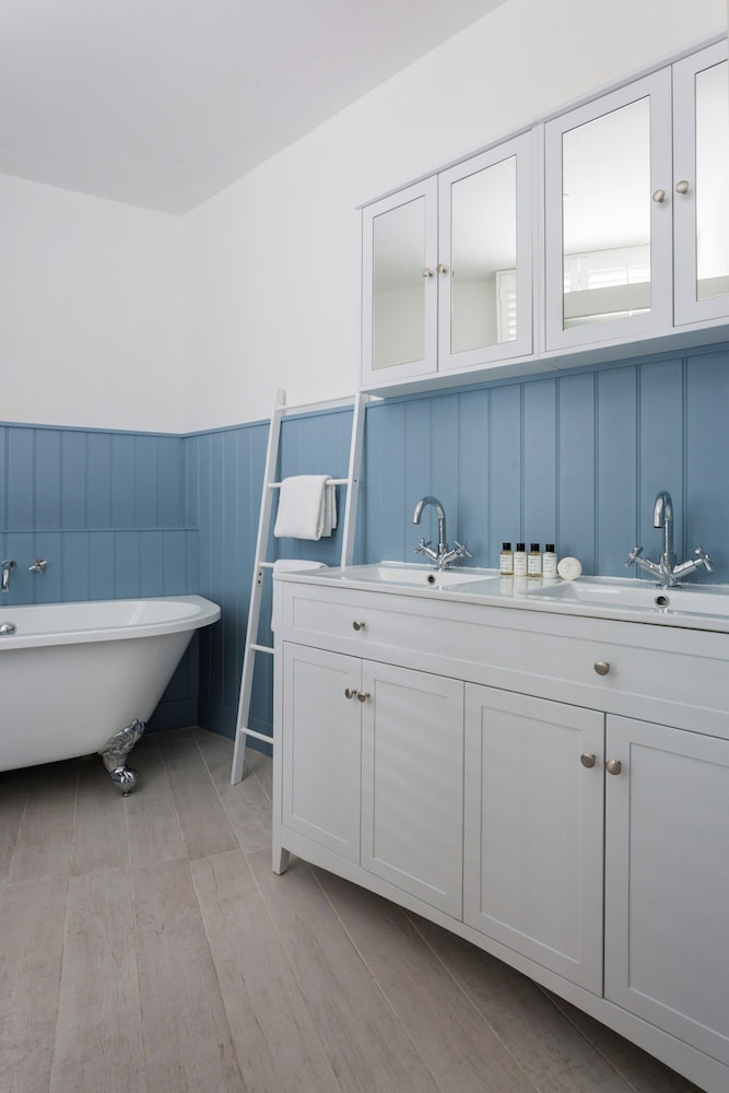 Bathurst Mews II by Onefinestay