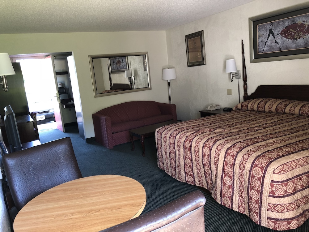 Staunton Vacations - Hometown  Inn - Property Image 11