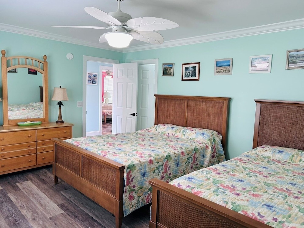 Serenity's Star 4 Bedroom Home by RedAwning