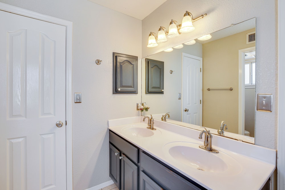 Patio, Pool & Spa: Family Retreat in Horizon City!
