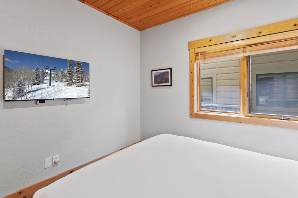 Bristlecone at Deer Valley Resort - Three Bedroom Condo with Hot Tub #201 3 Condo