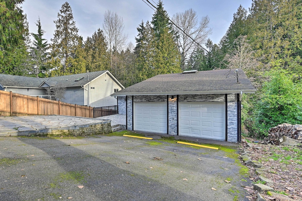 Shoreline Home w/ Deck ~ 14 Mi to Downtown Seattle view 5