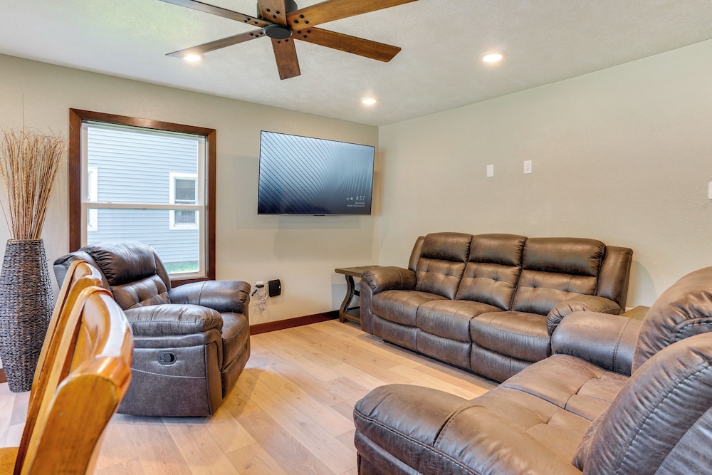 Sioux Falls Home Near Downtown: 2 Living Areas!