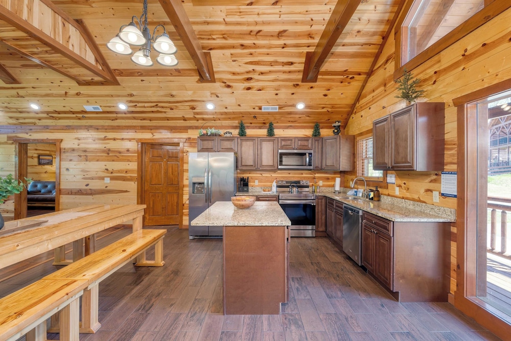 Dolly's Lodge by Avantstay Sleeps 28 - Luxe Smokies Cabin Game Room, Hot Tub, Views, Near Attractions