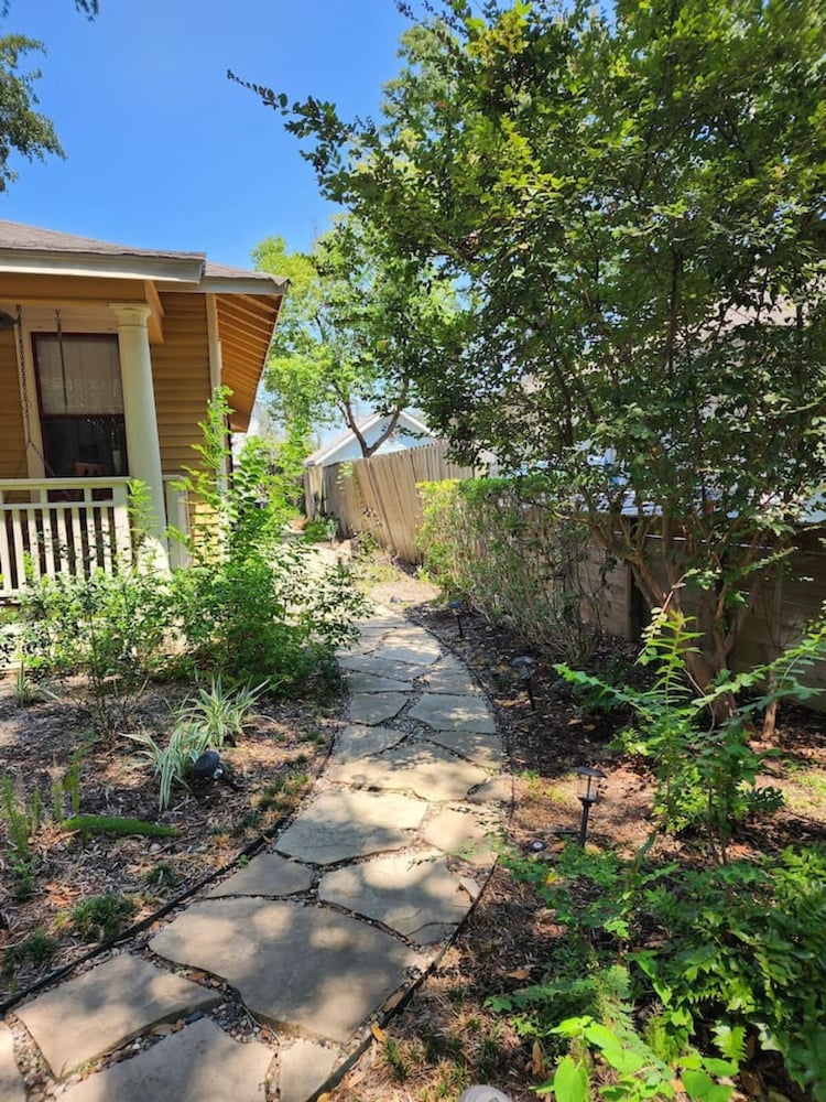 Cute Quiet Garage Apt Home