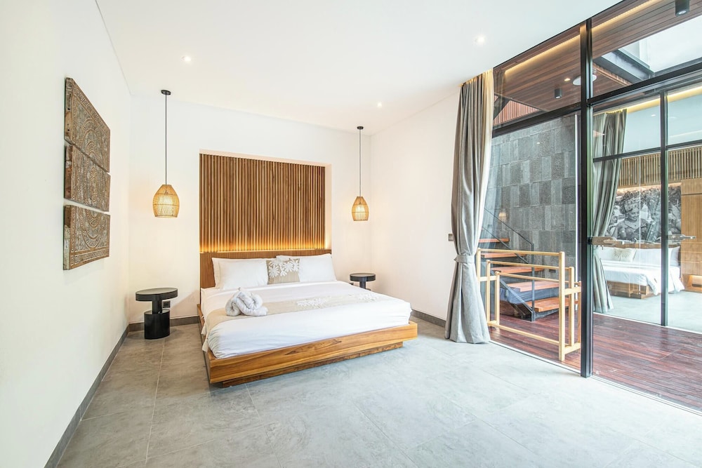 Elegant 6BR Canggu Villa Steps From the Ocean