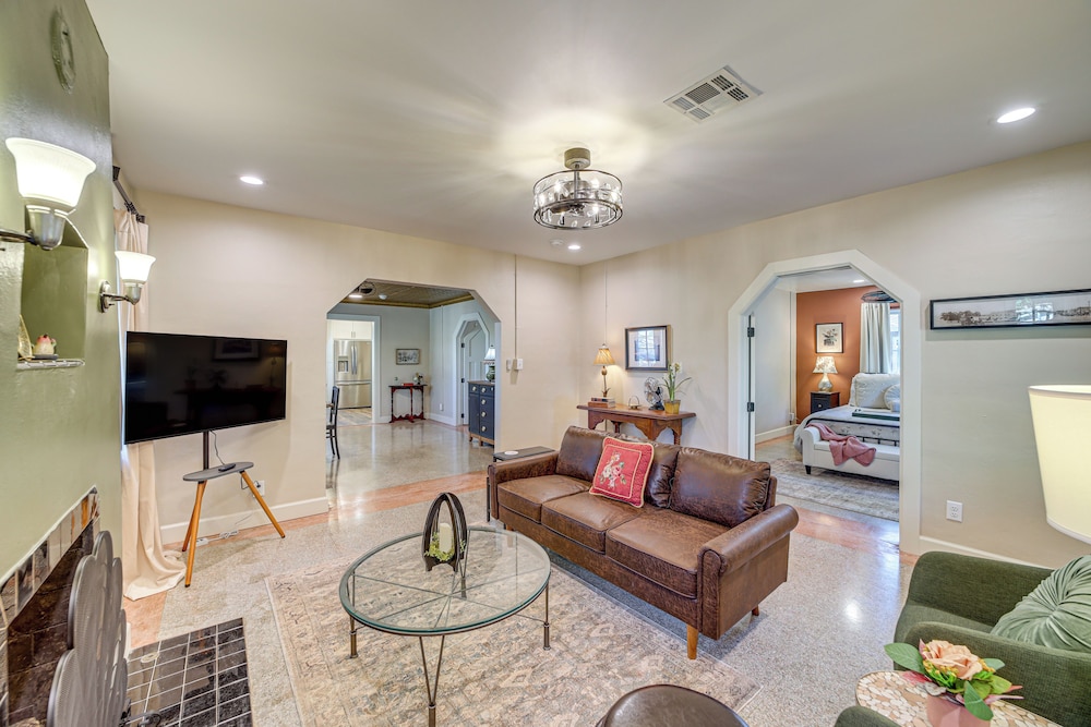 < 9 Mi to Dtwn Tulsa: Lovely Home w/ Yard & Deck!