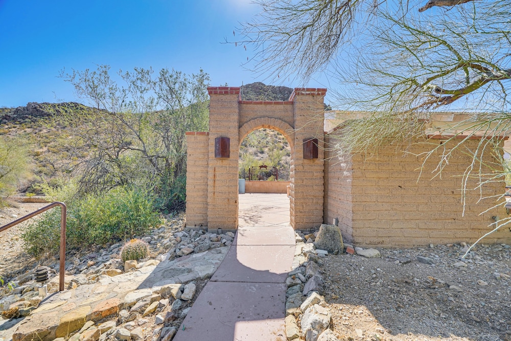 1 Mi to Saguaro NP: Charming Tucson Casita