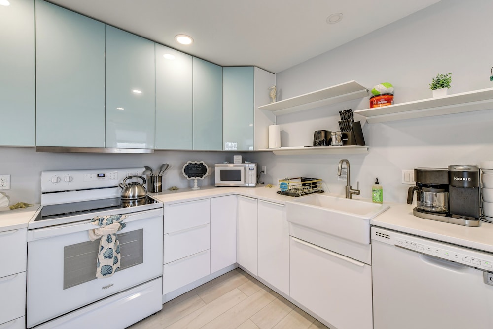 6 Mi to Dtwn: Sarasota Apt w/ Patio & Fire Pit