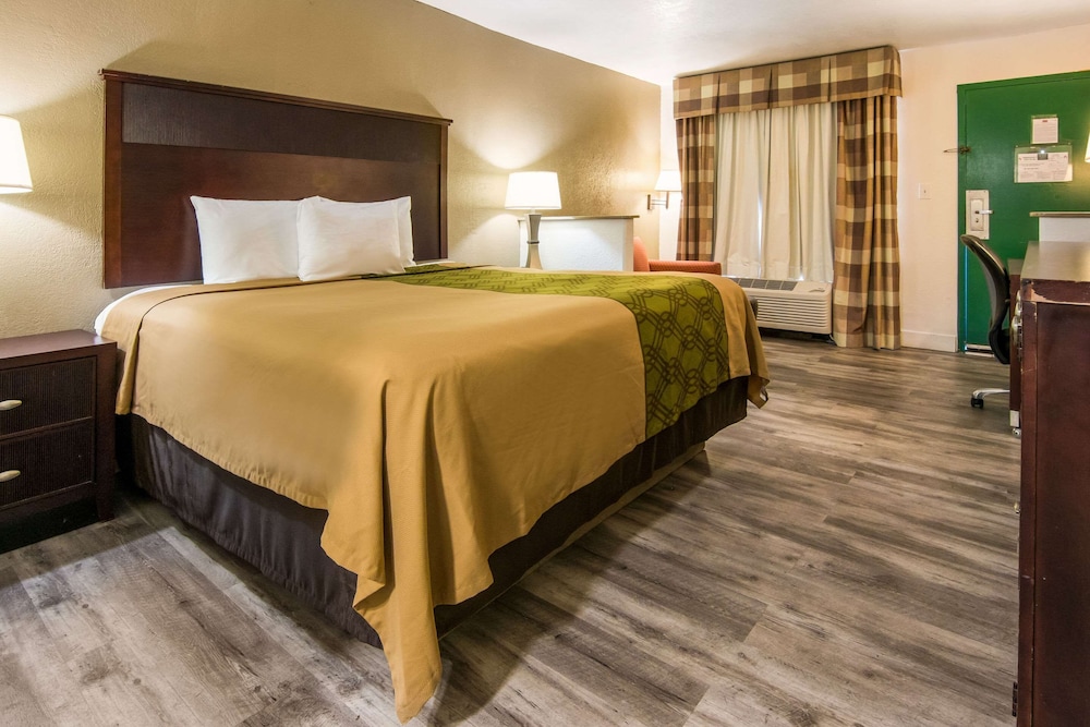 Macon Vacations - Econo Lodge Inn Suites - Property Image 14