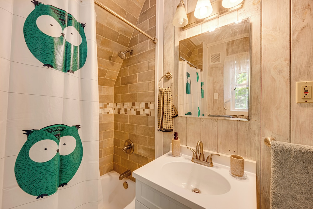 Walk to Beach & Playground: Charming Madison Cabin