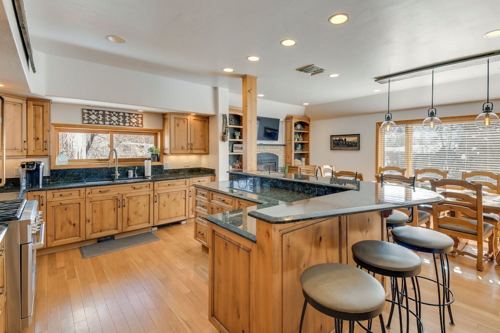 Game Room, Media Room & Pool: Luxe Villa in Craig!