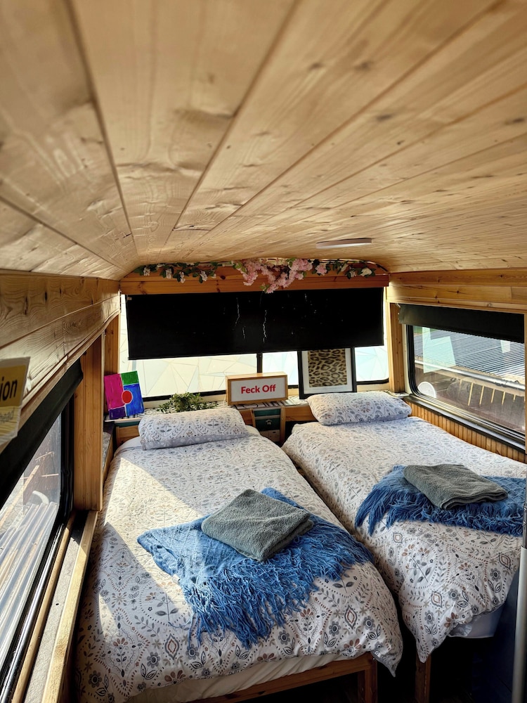 Ballinadee Bus - Boutique Bus Accommodation