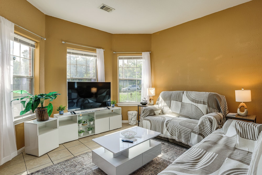 11 Mi to Dtwn Houston: Pet-friendly Home w/ Yard!