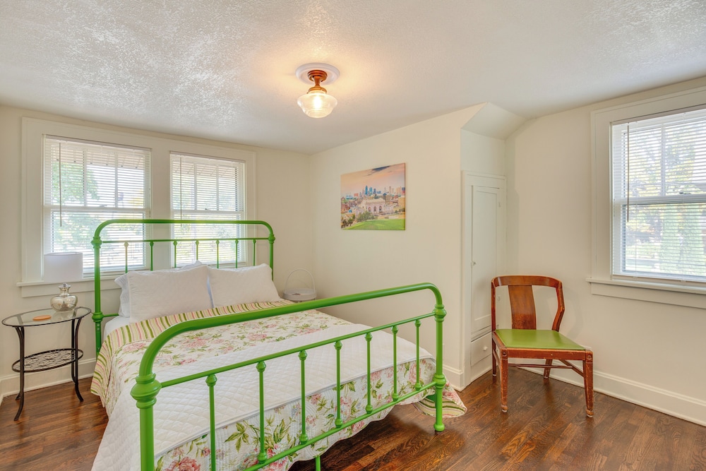 Family-friendly Independence Home: 5 Mi to Stadium view 5