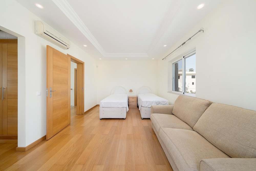 Portim o Villa 650m to Vau Beach by Ideal Homes view 2
